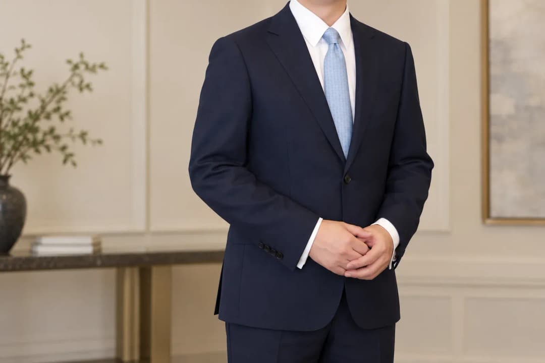 以用户提供的深蓝色西装照片为参考的人脸外裁切着装示意